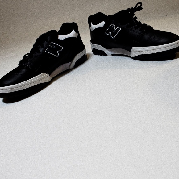 New Balance BB 550 in Black with White Detailing - Original Box Included - Picture 5 of 8
